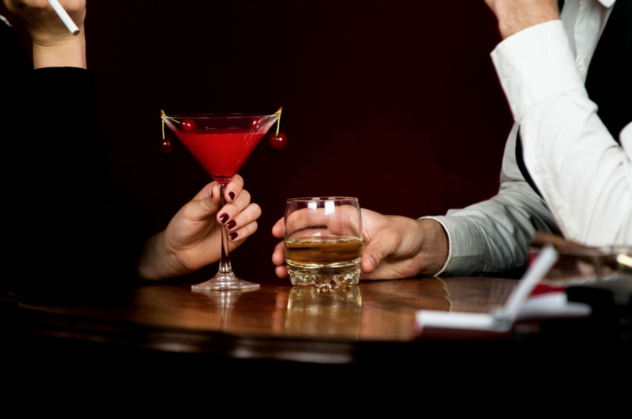 バーで会話する男女