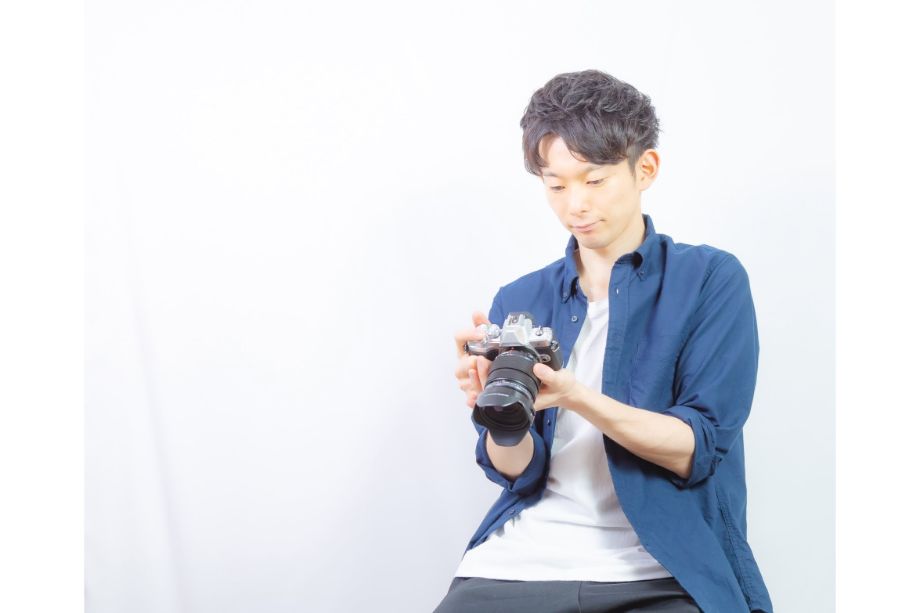 カメラを持つ男性