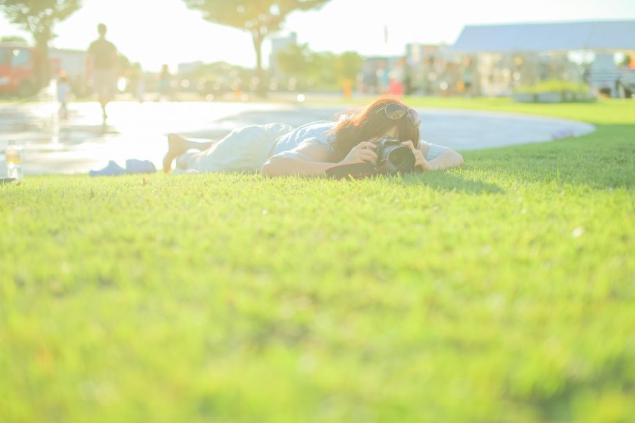 カメラを構える女性3