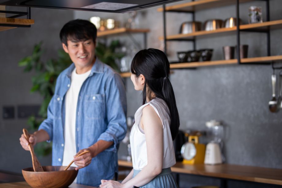 料理するカップル