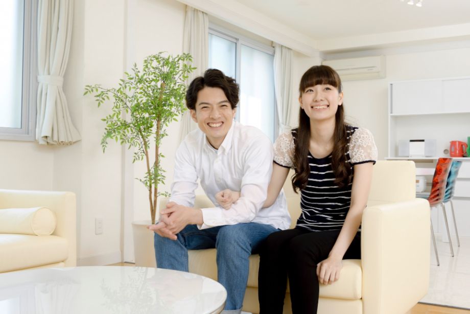 家にカップル