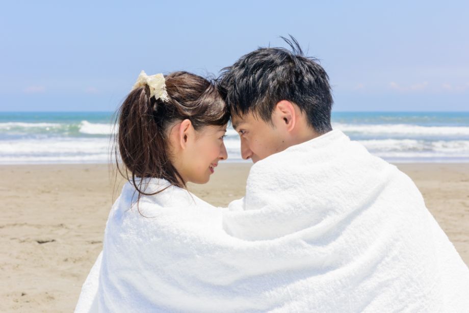 ハグするカップル