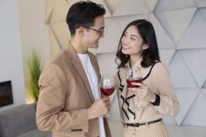 食事するカップル１０