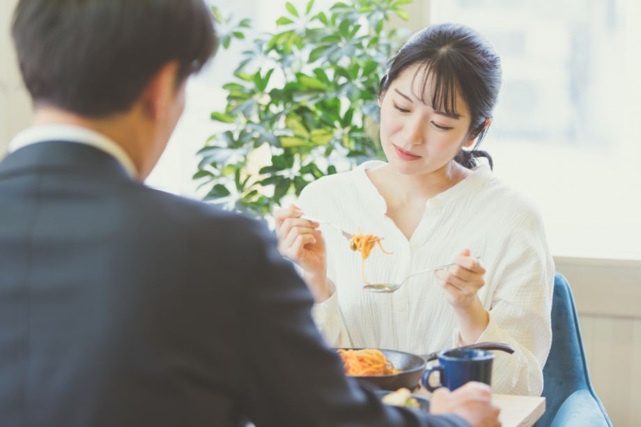 食事するカップル１７