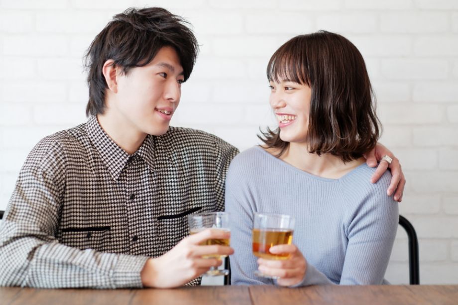 食事するカップル４