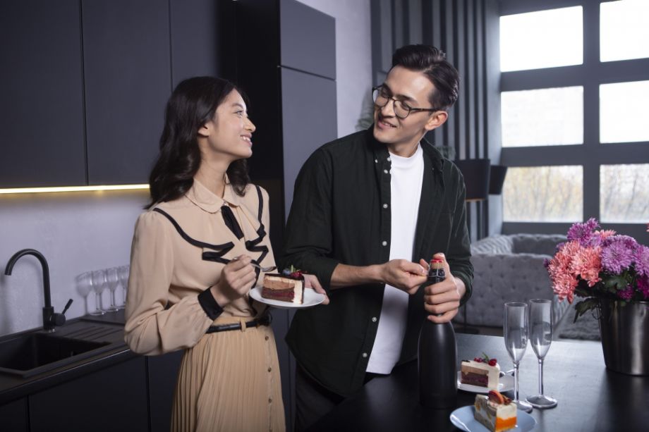 食事するカップル８