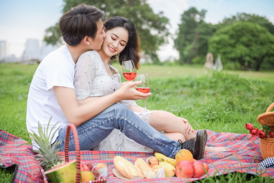 ピクニックするカップル１１