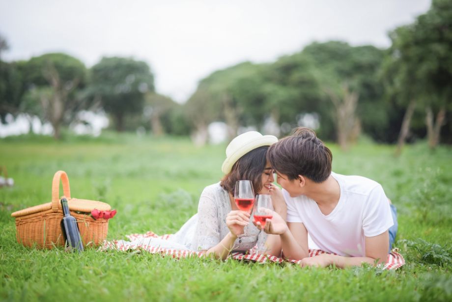 ピクニックするカップル16