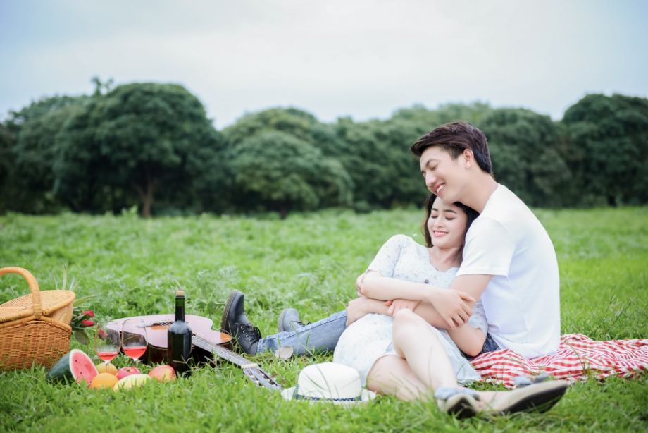 ピクニックするカップル３４