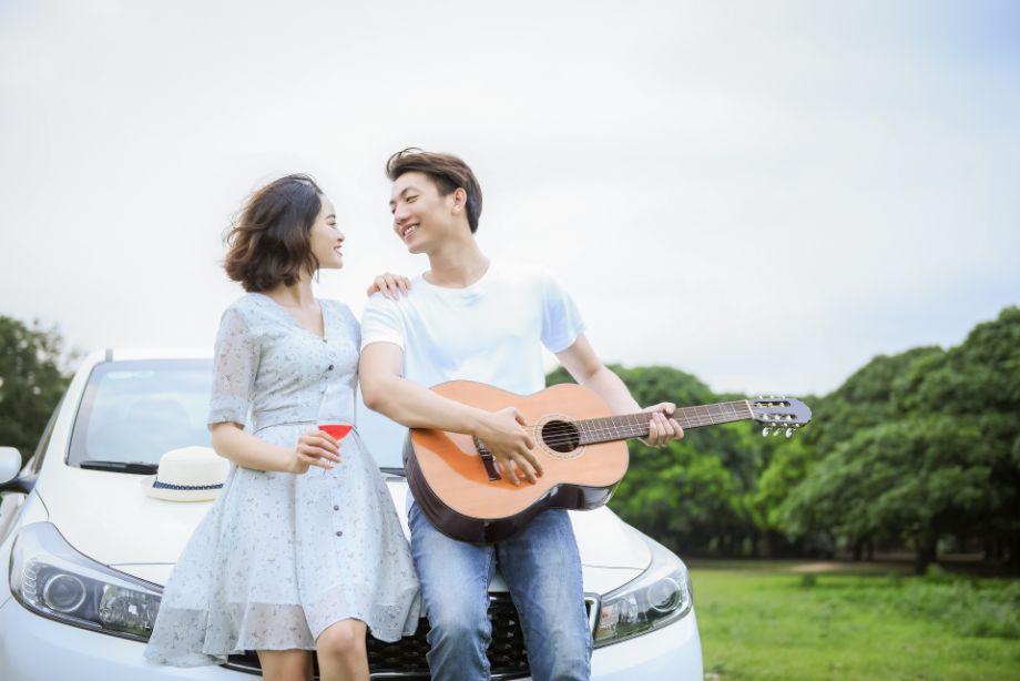 ピクニックするカップル３５