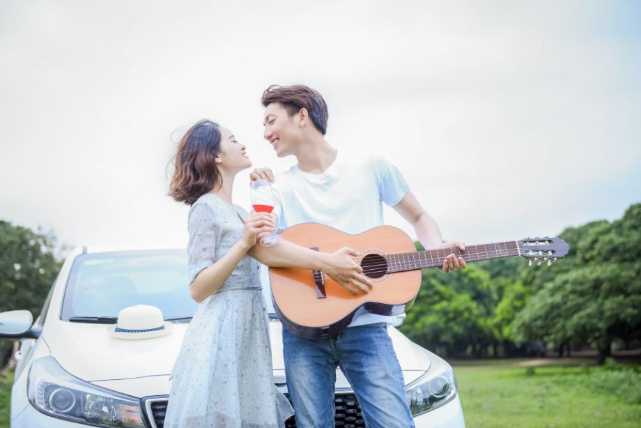 ピクニックするカップル３８