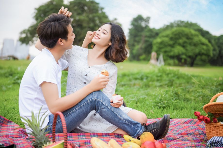 ピクニックするカップル４