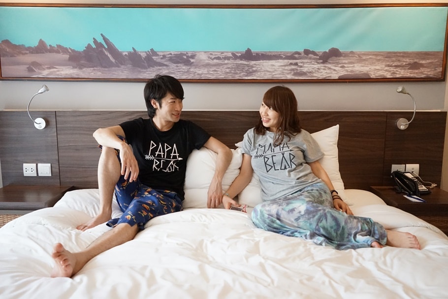 ベッドの上のカップル