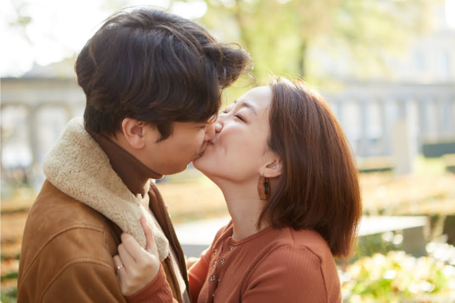 キスをするカップル