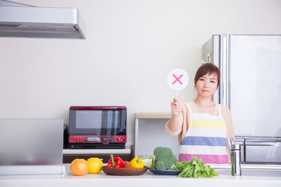 バツマークを持つ女性３