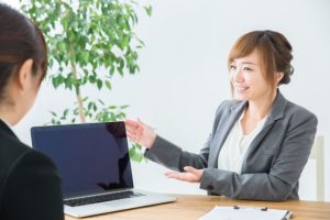 紹介する女性２
