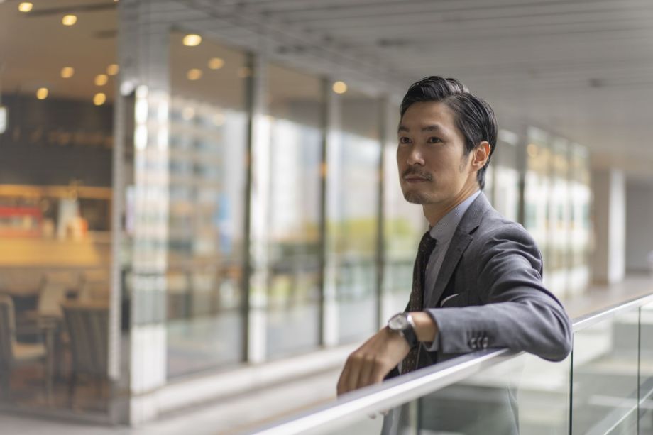 スーツを着た男性３