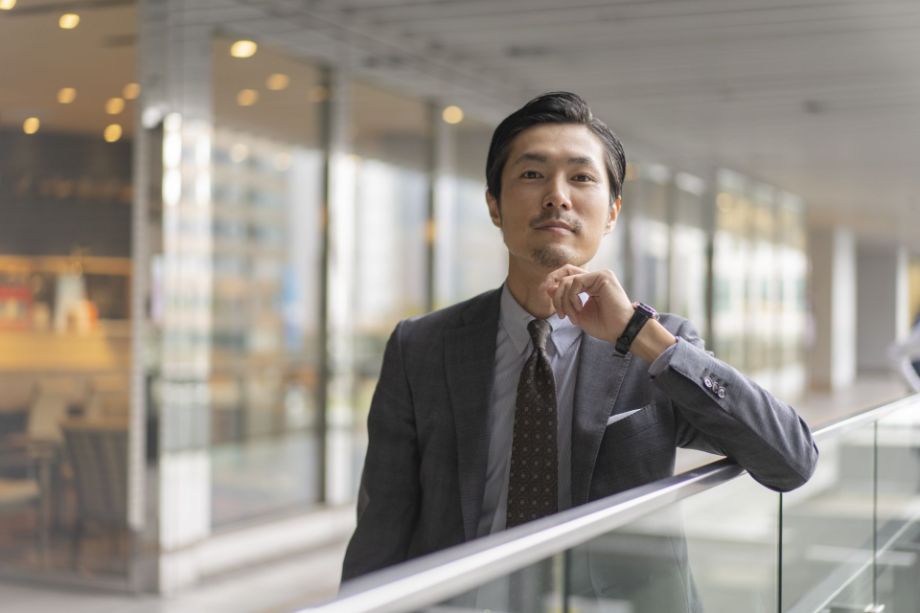 スーツを着た男性７
