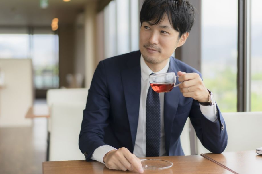 紅茶を飲む男性