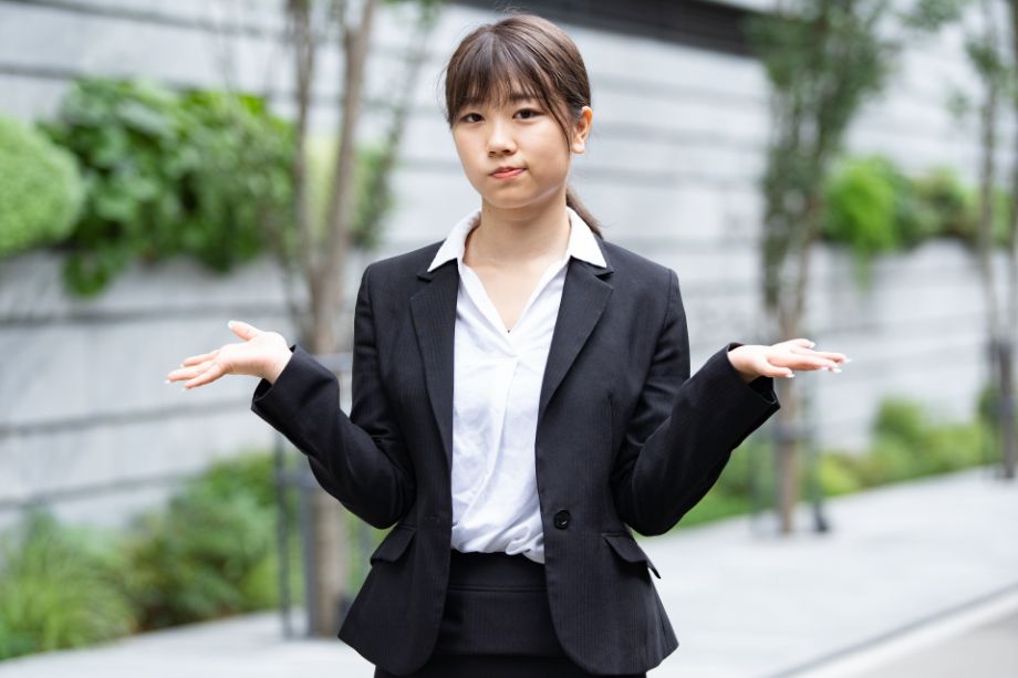 悩む女性モデル