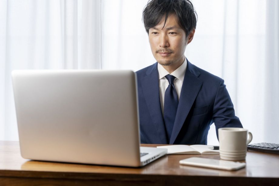 パソコンを開く男性２