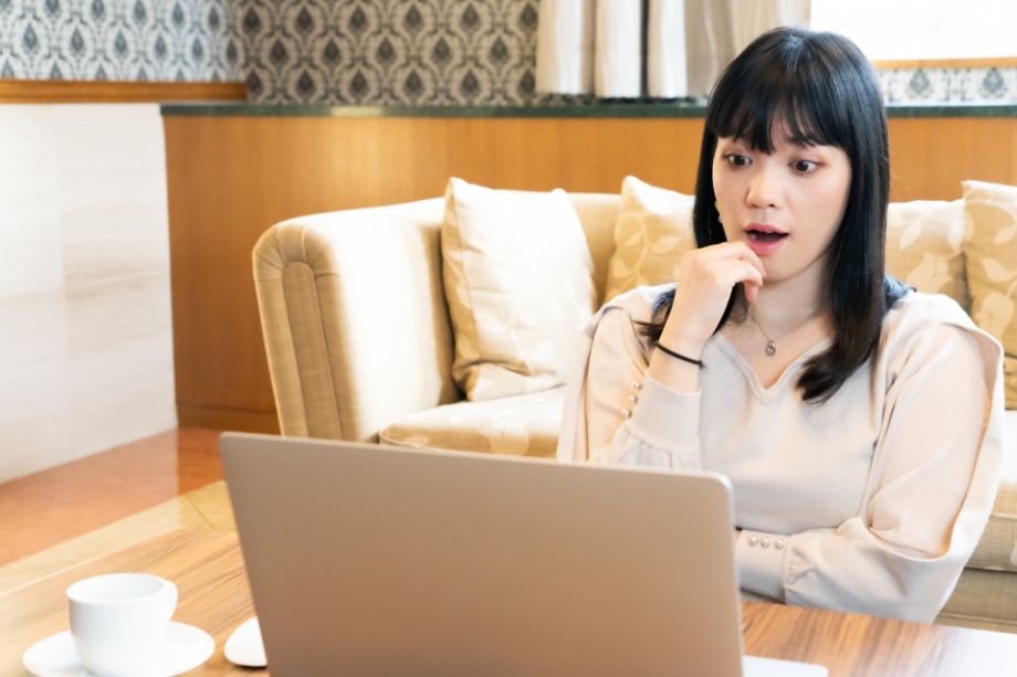 パソコンを見る女性４