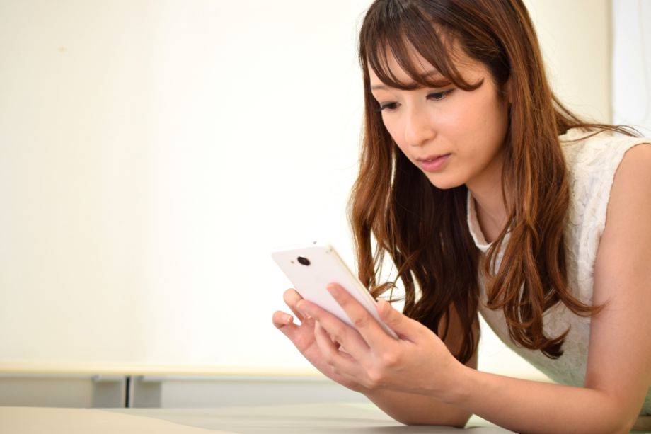 スマートフォンを見る女性２