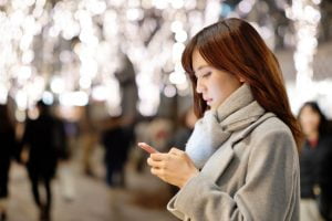 スマートフォンを見る女性２１