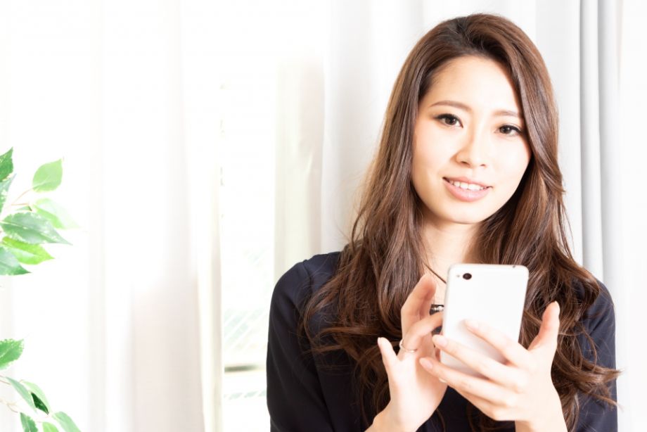 スマートフォンを見る女性４