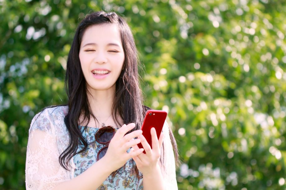 スマートフォンを見る女性６