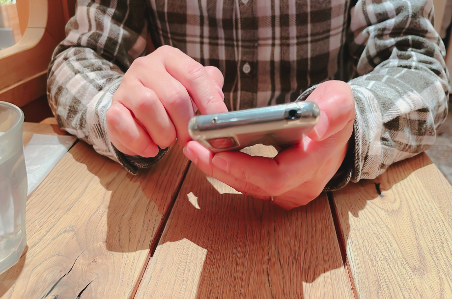 スマホを触る男性