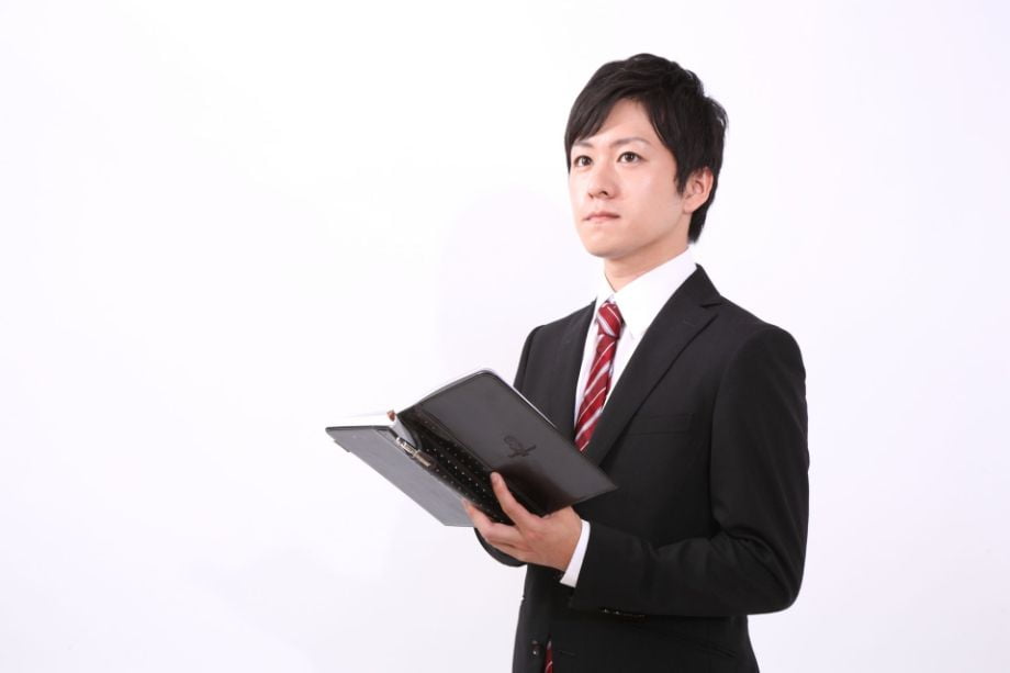 タブレットを持った男性