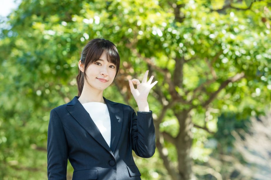 マルマークをする女性