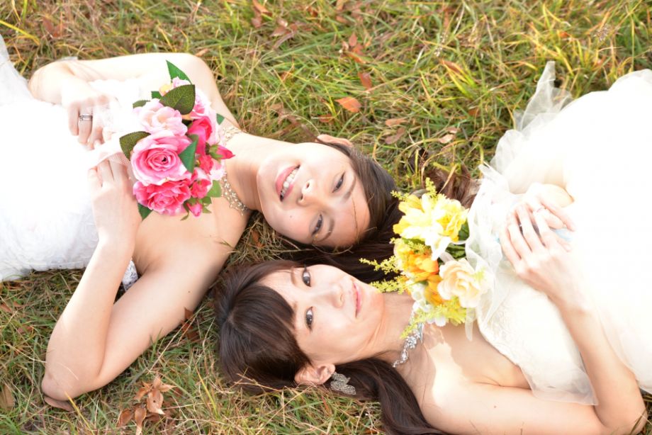 ウェディングドレスを着た女性