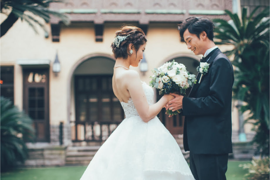 ブーケを眺めるカップル