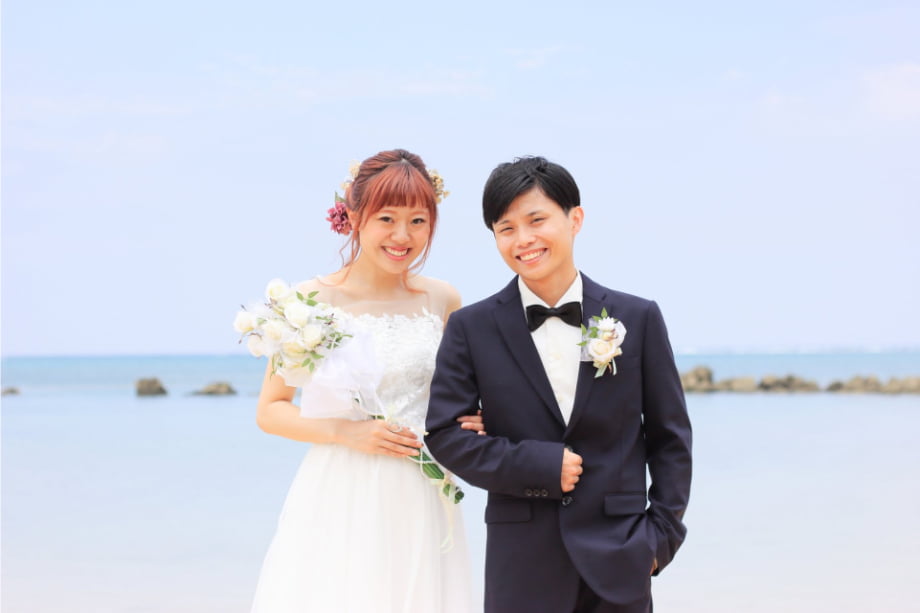 腕組みをするカップル