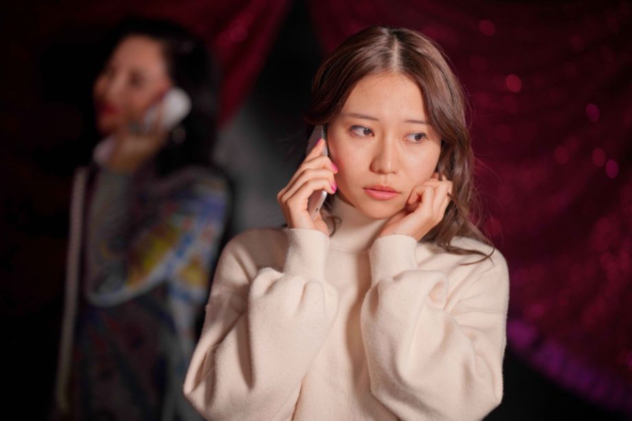 電話占いをする女性