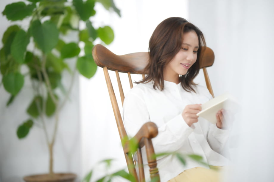 椅子に座って本を読む女性