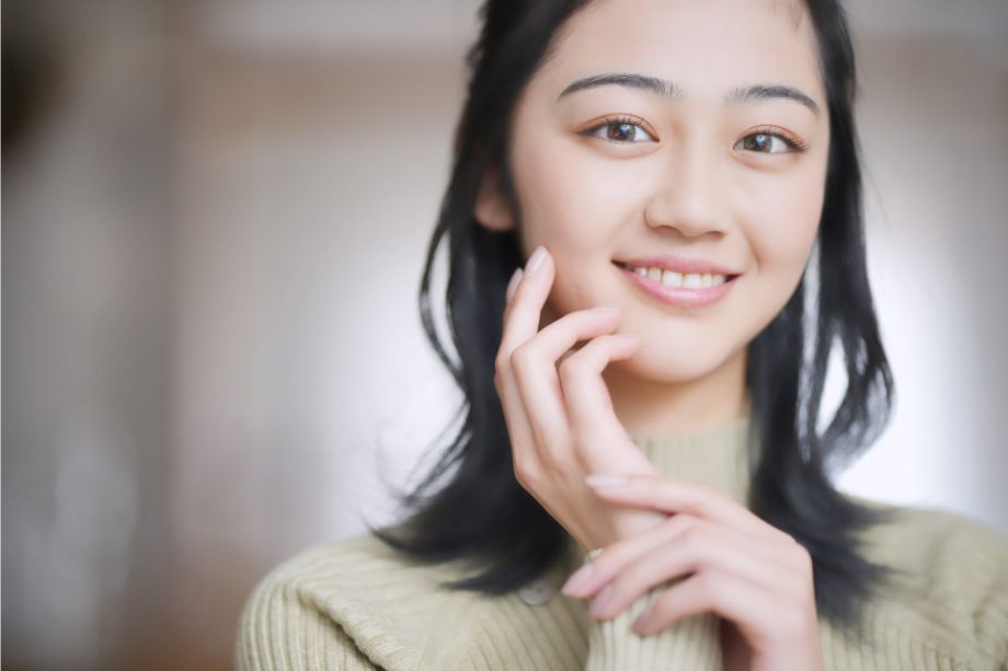 歯に噛んでいる女性