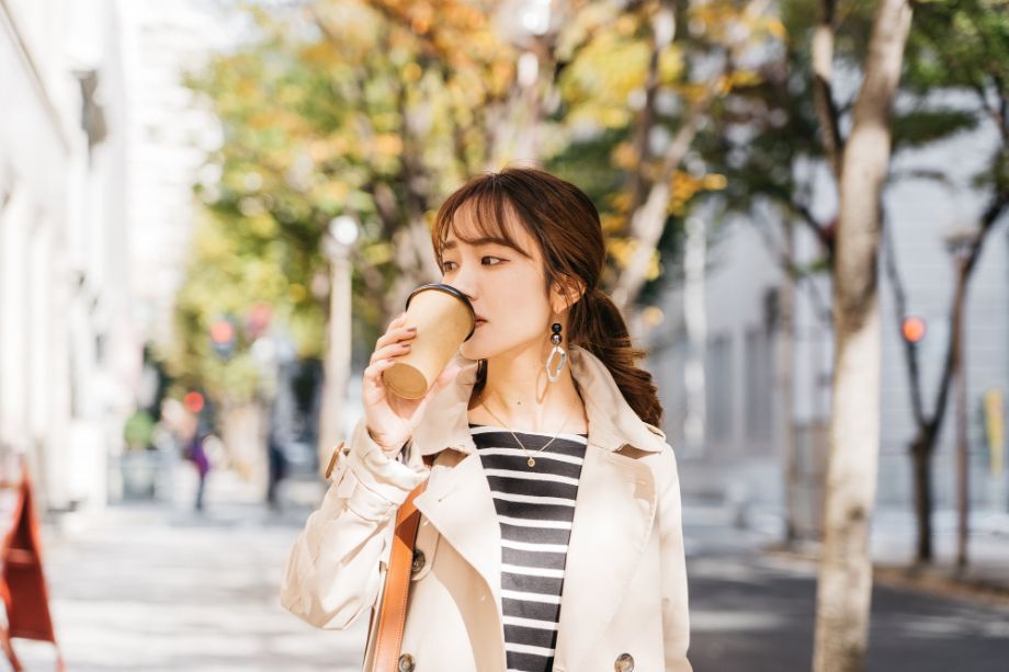 ドリンクを飲む女性