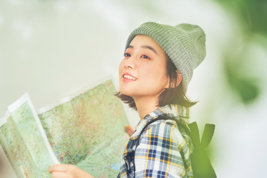 地図を持つ女性