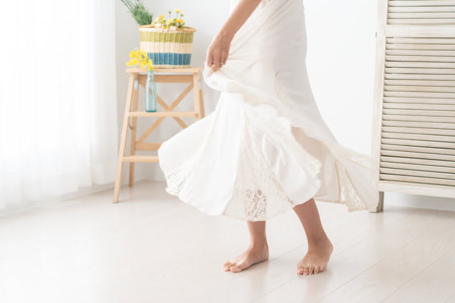 スカートを靡かせる女性