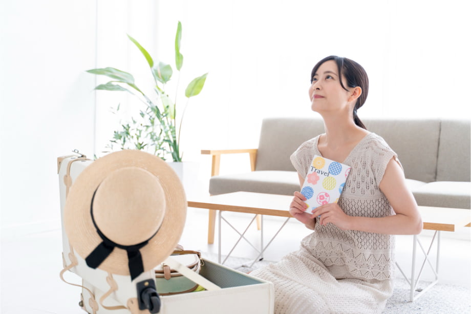 トラベルブックを持つ女性