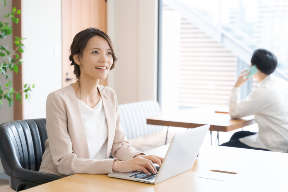 PCを操作して考える女性