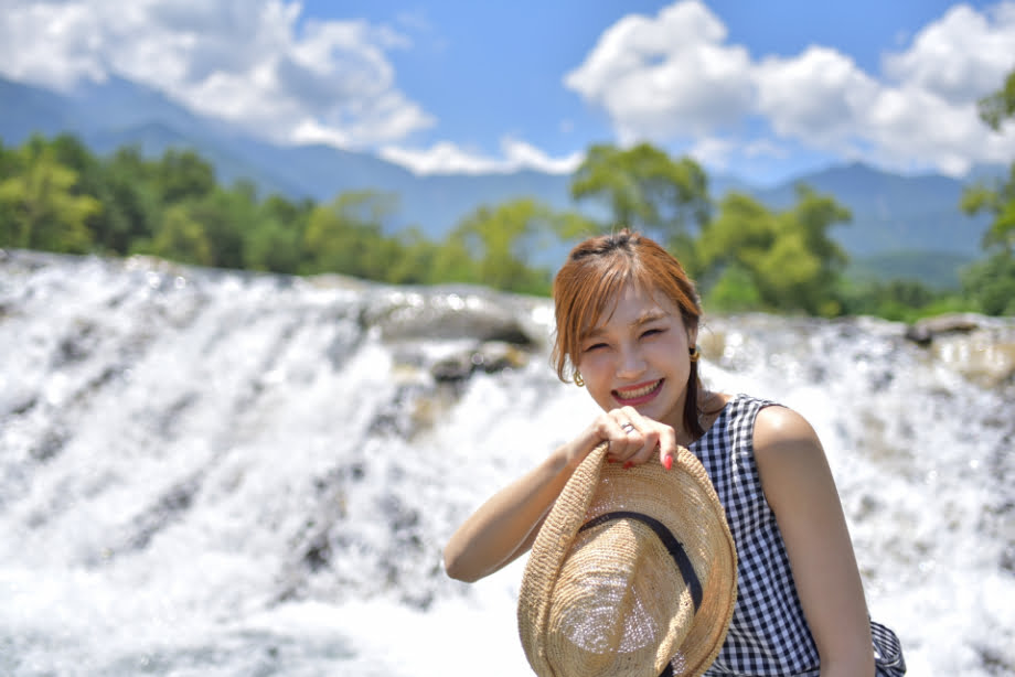 川遊びをする女性