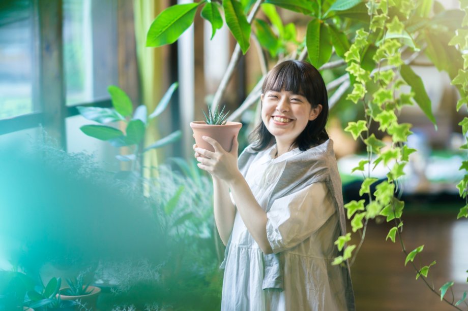 植物と笑顔の女性