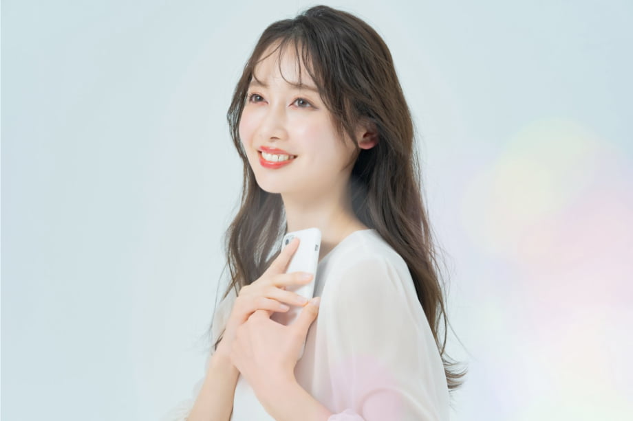 電話を持って笑う女性